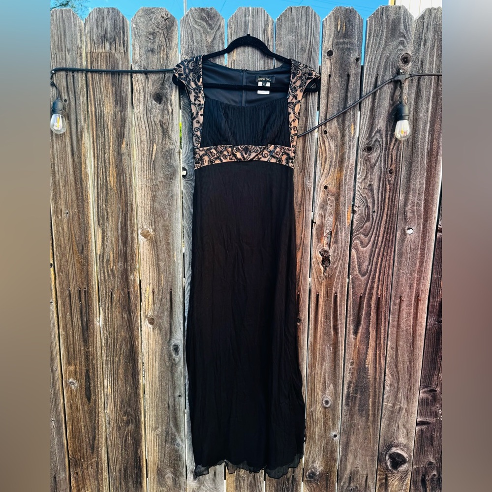 Tadashi Shoji Collection Black Nude Cap Sleeve Floor Length Beaded Silk Gown 6P